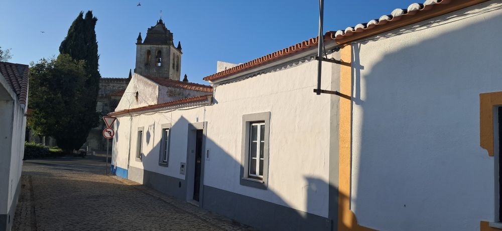 Casa habitável em Alvito com duas propriedades rústicas