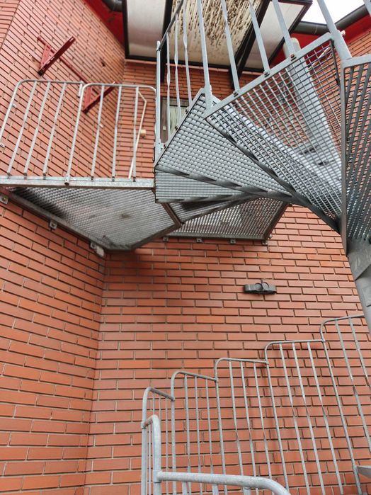 Schody zewnetrzne spiralne,fi ok,250cm,wysokosc ok,360cm+1m poręcze