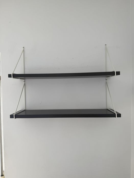 Duas prateleiras do Ikea