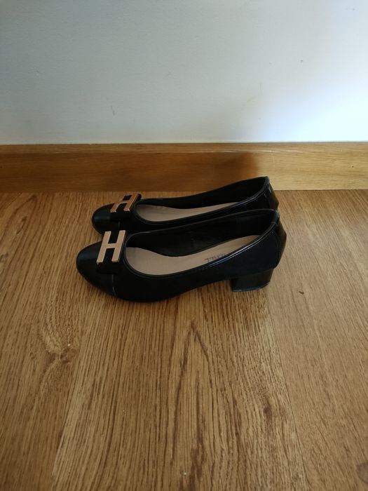 Sapatos pretos com cunha