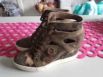Sneakersy na koturnie jak nowe Carinii wzór moro skóra naturalna, r. 3