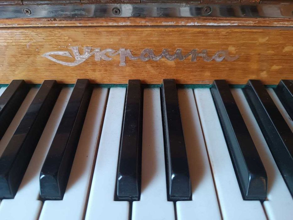 Продається фортепіано "Україна" та стілець до нього,який обертається.