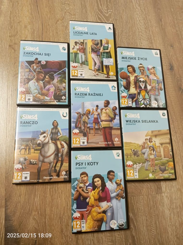 Pudełka po dodatkach z gry Sims 4