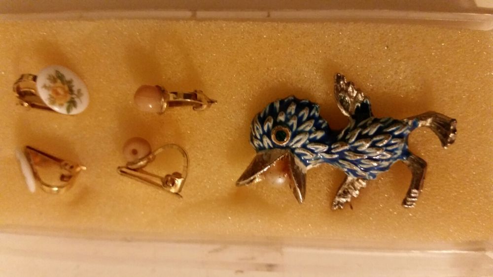 Conjunto de brincos de mola e alfinete vintage