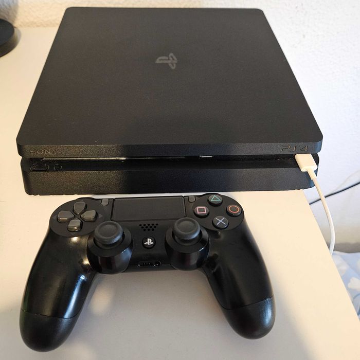 Playstation 4 com comando e 2 jogos