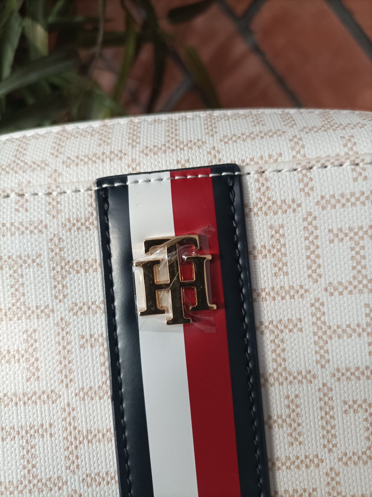 Oryginalna torebka listonoszka Tommy Hilfiger wzór