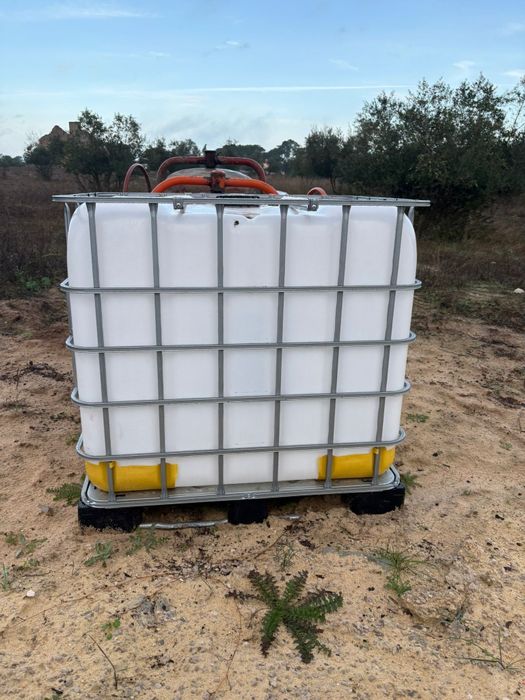 Duas betoneiras e um bidão de 1000L