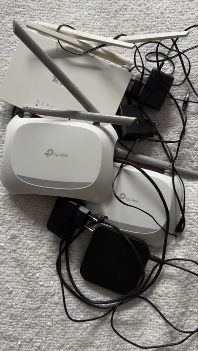 Vendo routers com cabos e uma box para televisão XIAOMI-D