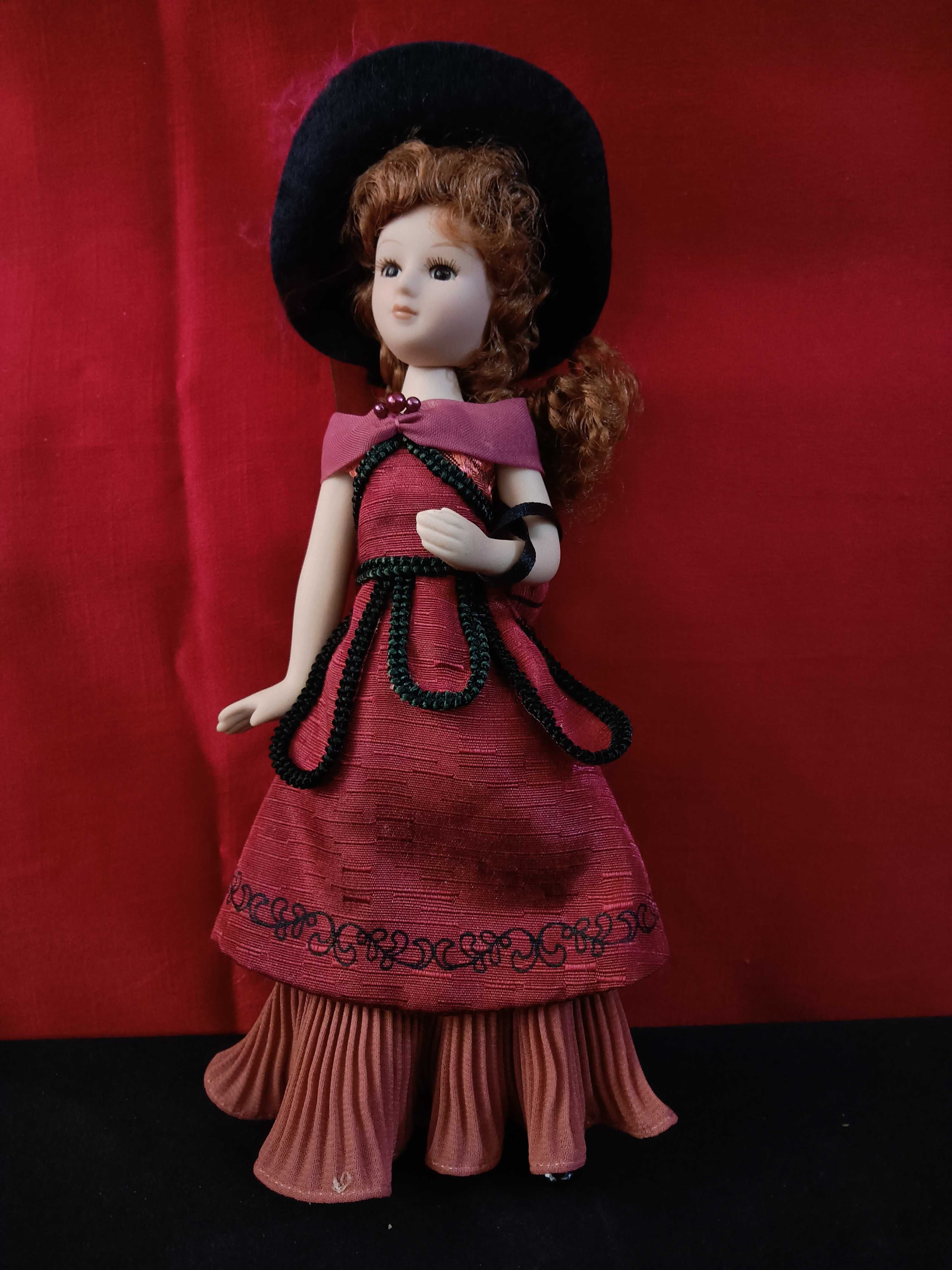 Bonecos em trajes regionais