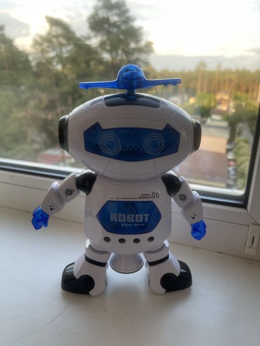 Игрушка робот на батарейках
