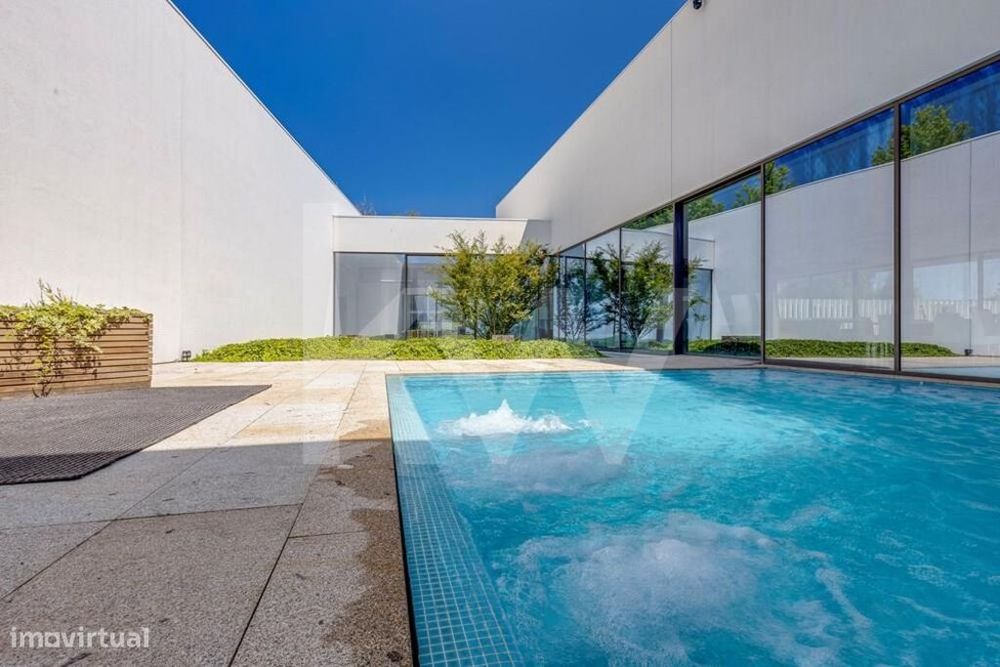 Propriedade / Quinta inserida num terreno de 1,2Ha a 5 m do aeroporto