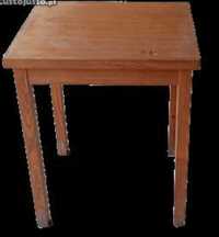 Mesas e cadeiras em madeira (pinho)