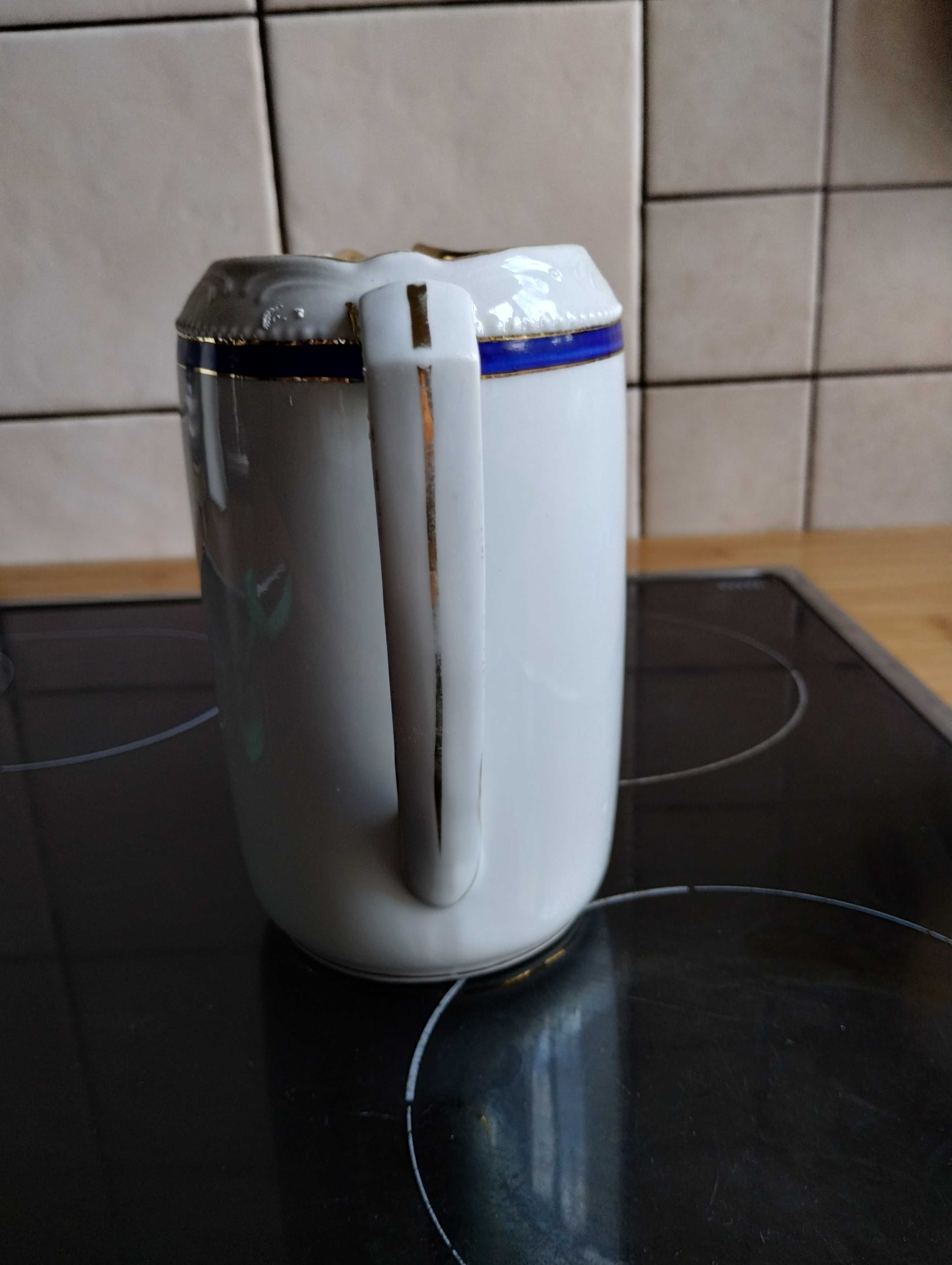 Piękny duży dzbanek