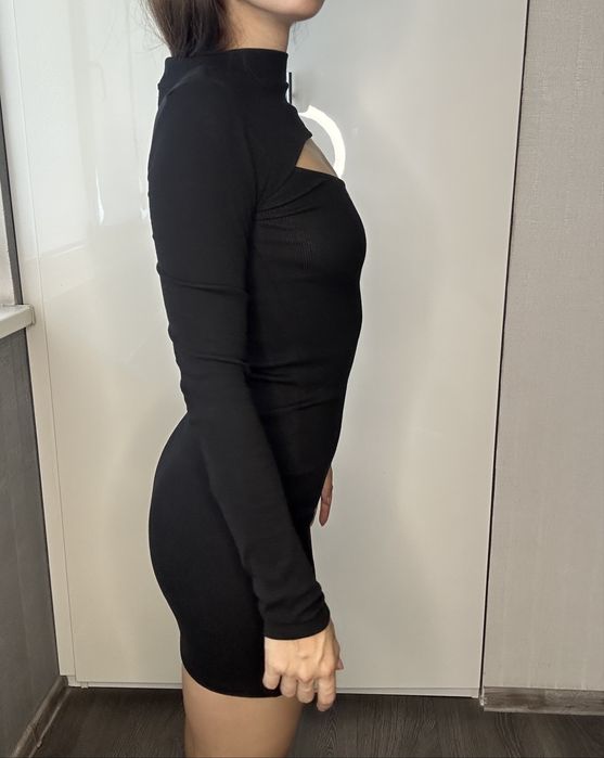 Плаття приталене з вирізом