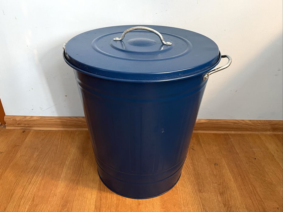 Kosz metalowy z pokrywką IKEA KNODD 40L – niebieski, duży