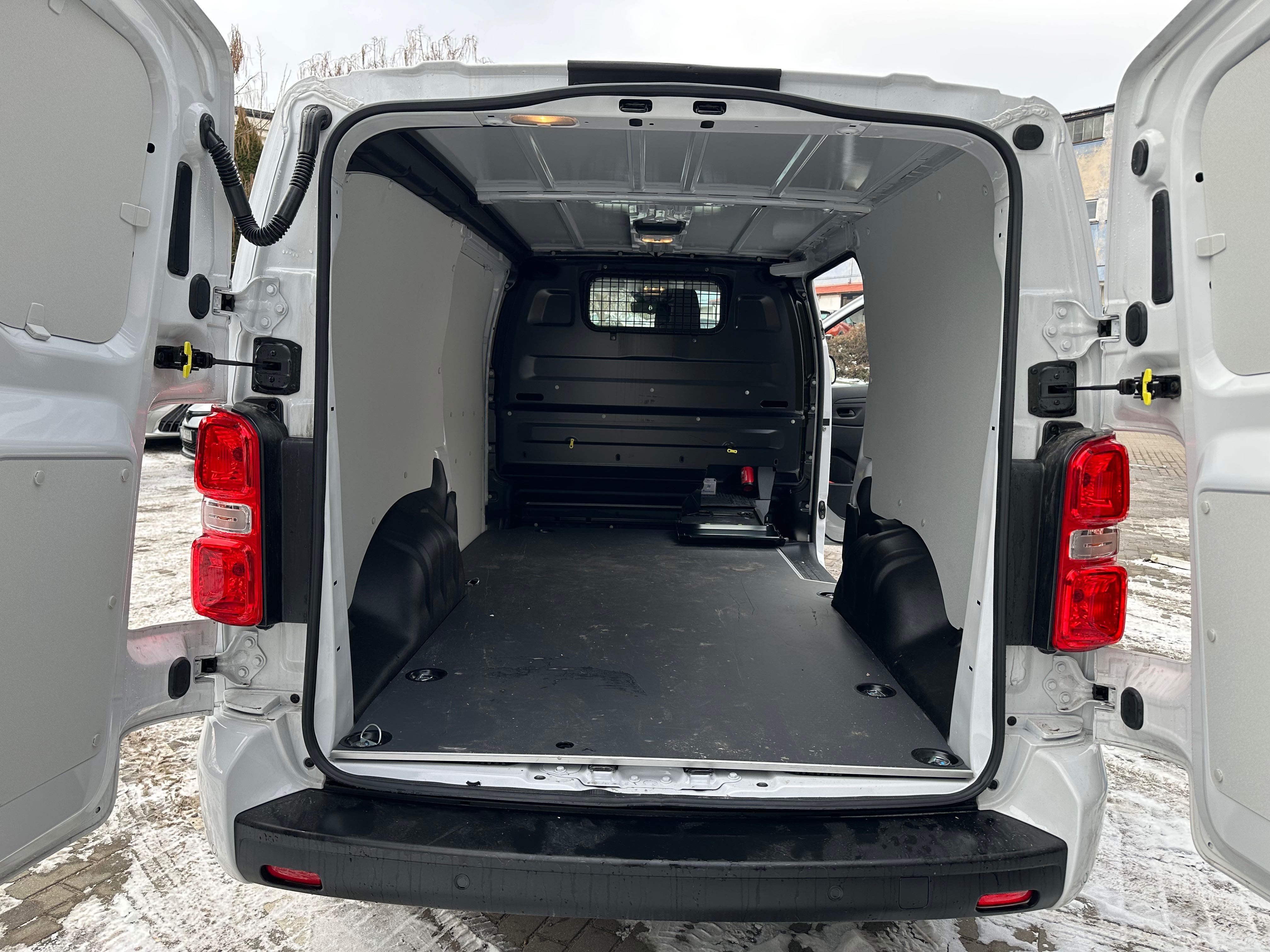 Wynajem busa dostawczego Toyota Proace Long