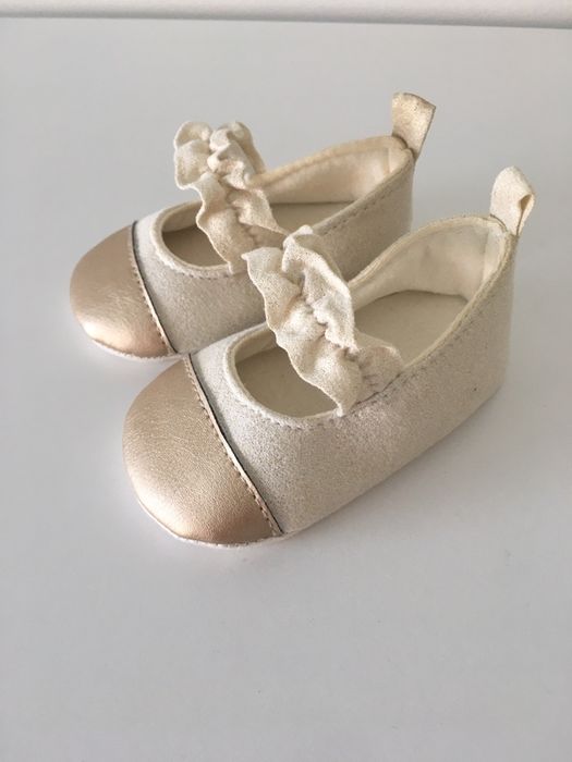 Sapatos em cor pérola e dourado, como novos.