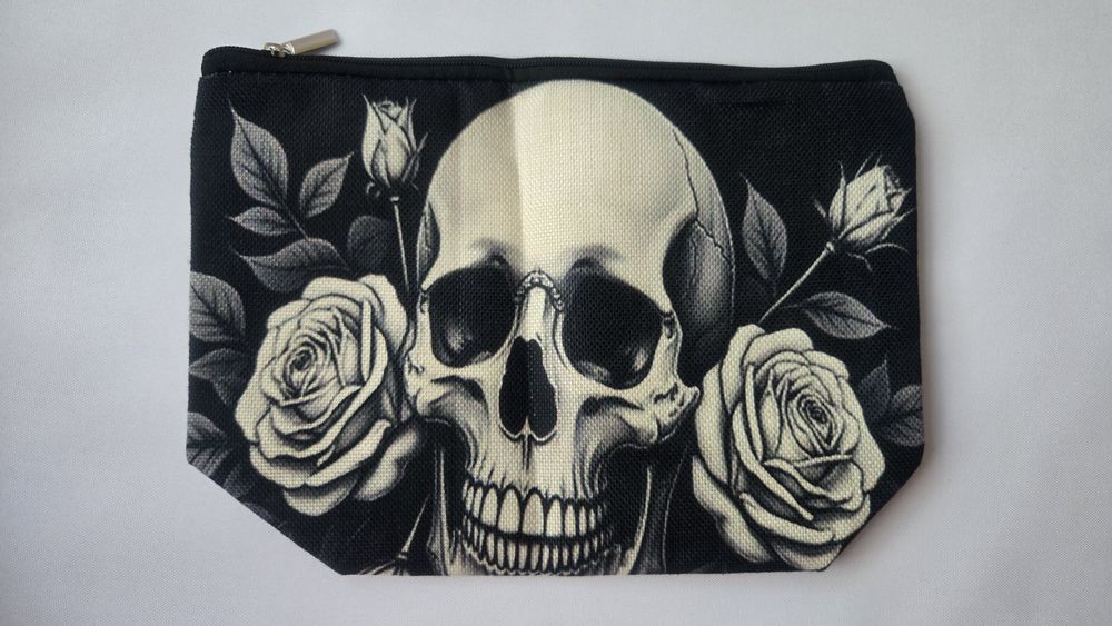 Kosmetyczka z unikalnym wzorem - połączenie elegancji i buntu!