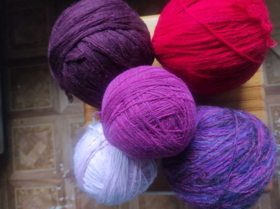 нитки шерстяні, та прості.