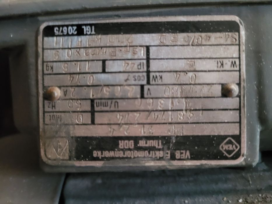 Silnik elektryczny 3-fazowy 220/380 V 0,4 kW z przekładnią