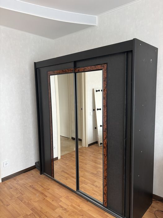 Шафа чорного кольору з дзеркалом