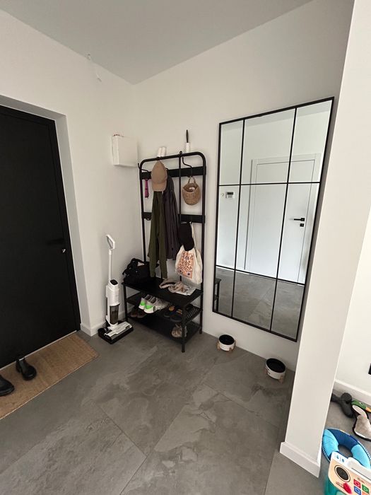 Lustro w czarnej ramie