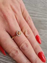 Złoty pierścionek z diamentem Fancy Vivid Yellowish Orange + 12 G-H/Si