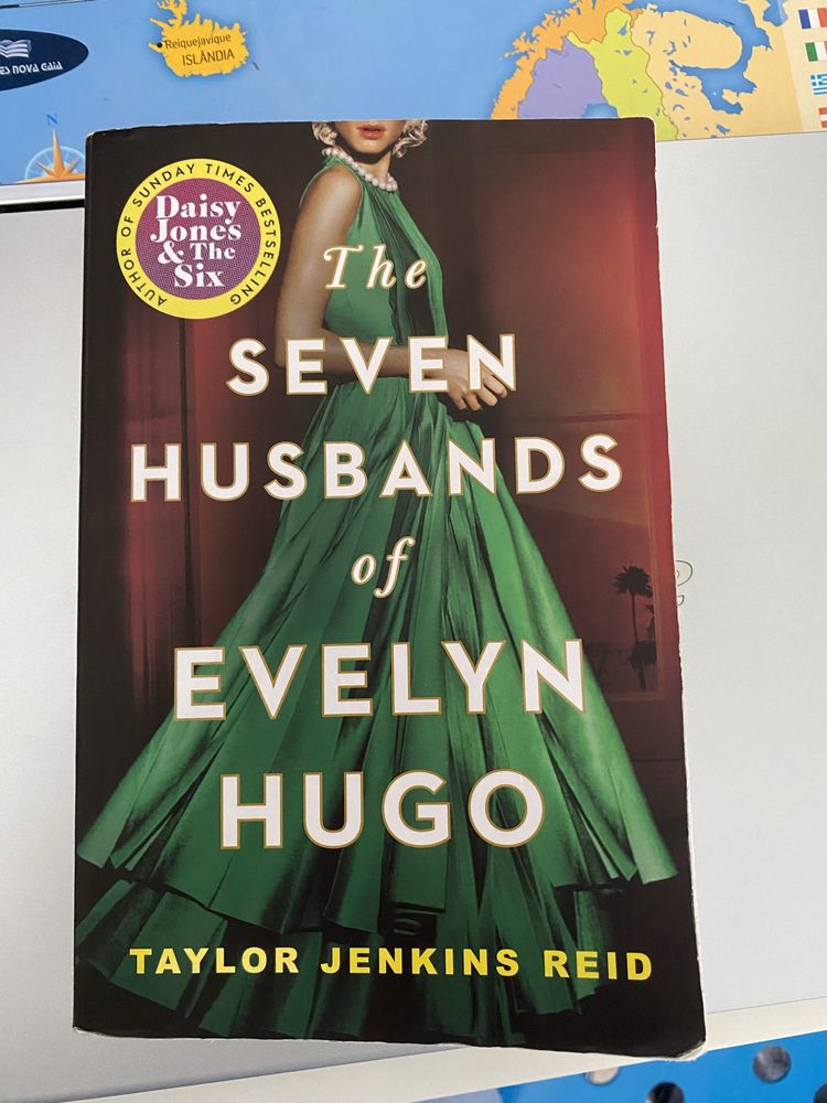 Vendo livro “Os sete maridos de Evelyn Hugo”