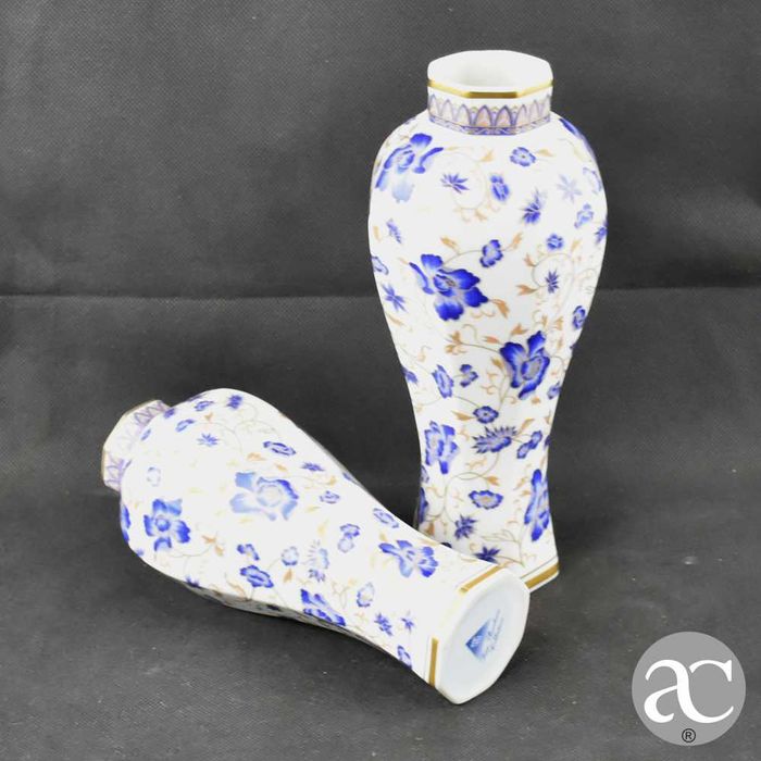 2 Jarras oitavadas em porcelana NG, ricamente decorada em azul e ouro
