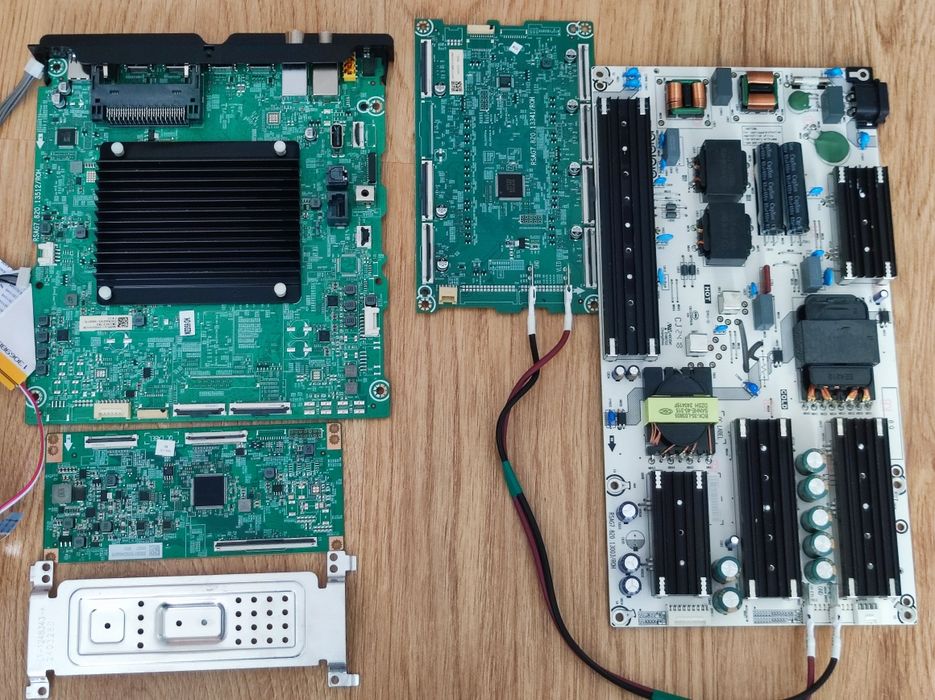 Telewizor Hisense 55U8KQ (części)