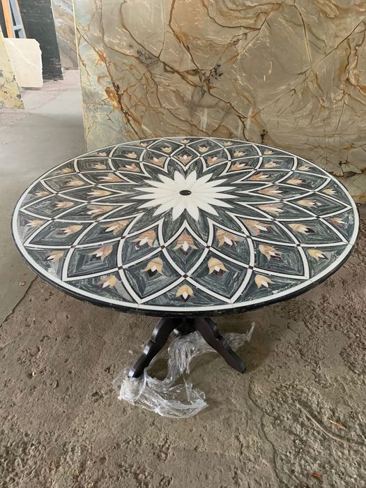 Стіл з мармуру та дерева