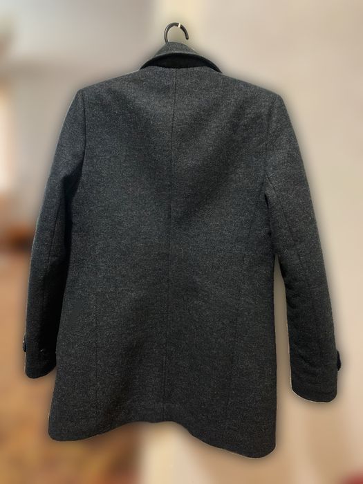 Чоловіче чорне пальто