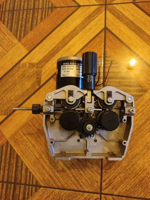 Podajnik drutu do migomatu 24V 4 rolkowy