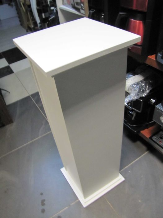 Konsola półka postument dekoracyjna z drzwiami/półką  Biała FMD Möbel