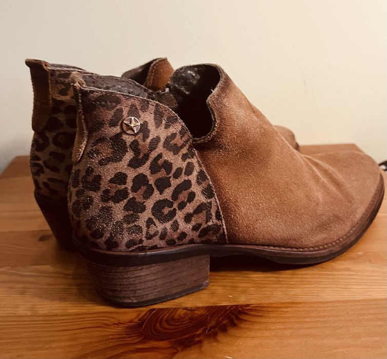 Botas pele e camurça