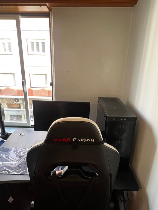 Pc gamer, com mesa e cadeira
