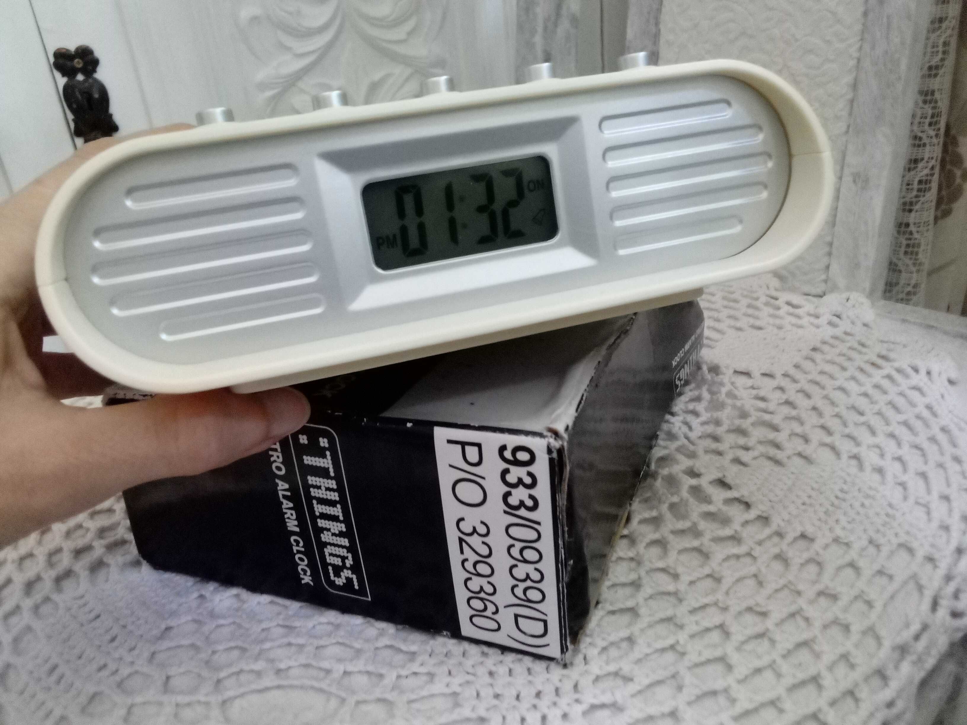 Vintage retro zegar z budzikiem elektroniczny stojący do pokoju