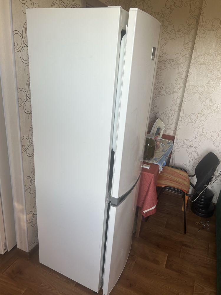 Продам двухкамерный холодильник Zanussi