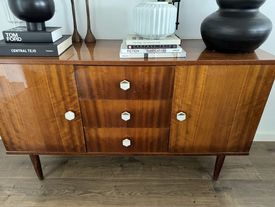 Móvel / Aparador Clássico Envernizado