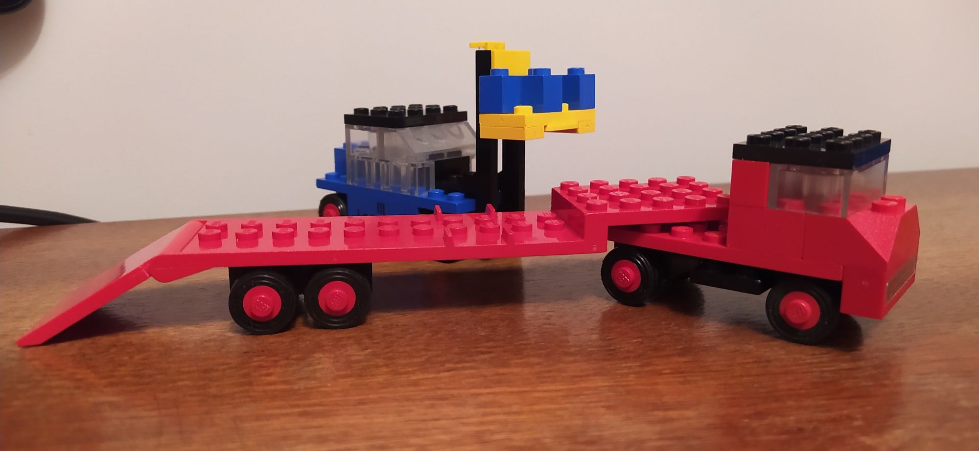 Lego 684 Low-Loader with Fork Lift Truck z 1972 roku