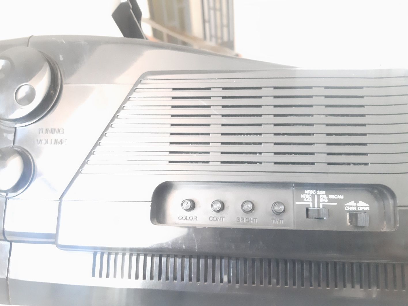 Tv portatil com antena e carregador 22ow