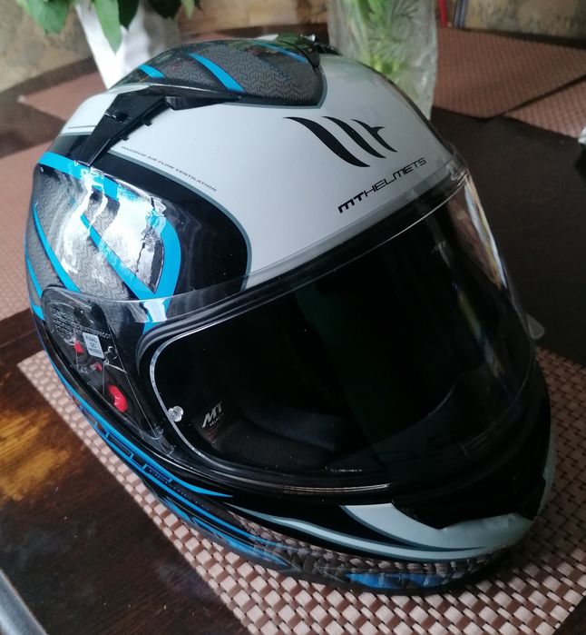 Kurtka motocyklowa, kask i rękawiczki.