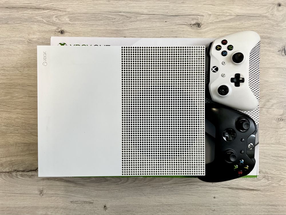 Xbox One S 500GB + 2 геймпади