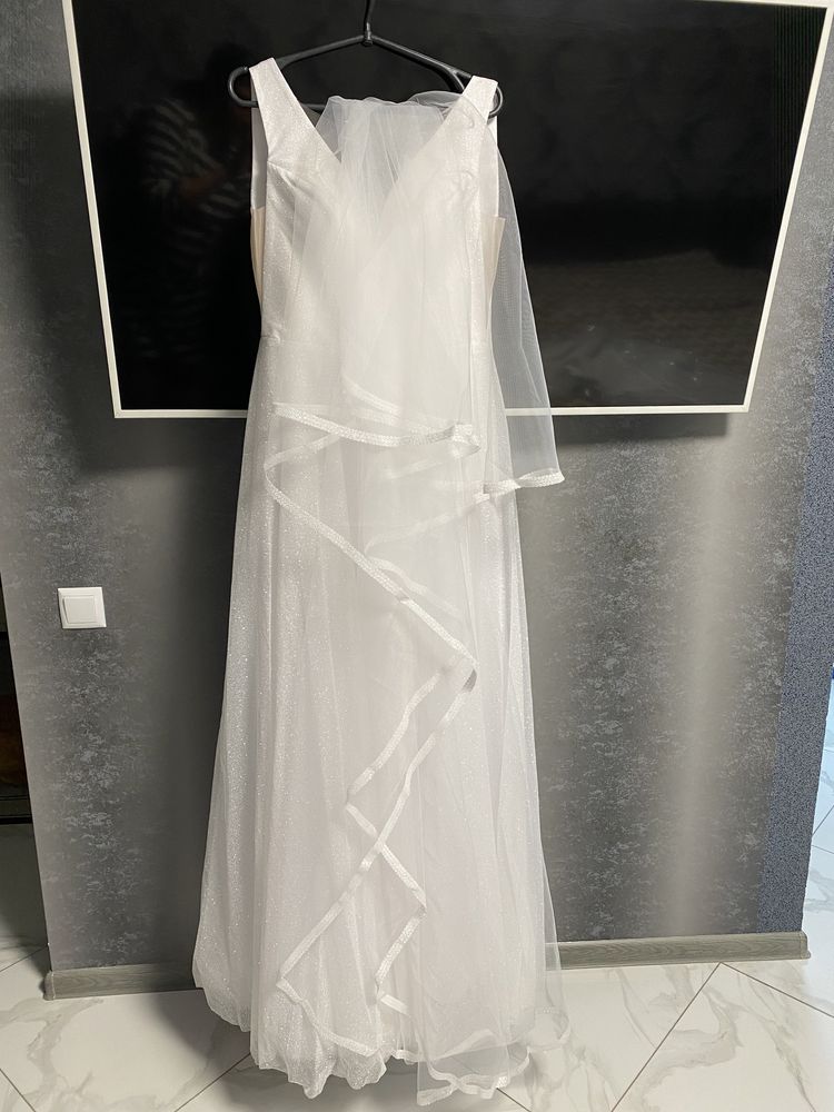 Продам НОВОЕ  шикарное свадебное платье с фатой