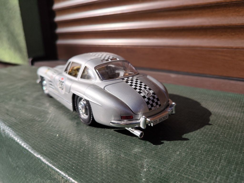 Mercedes 300sl  1 18 burrago