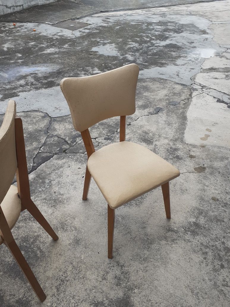 Conjunto de 2 cadeiras vintage em madeira nobre. Design modernista