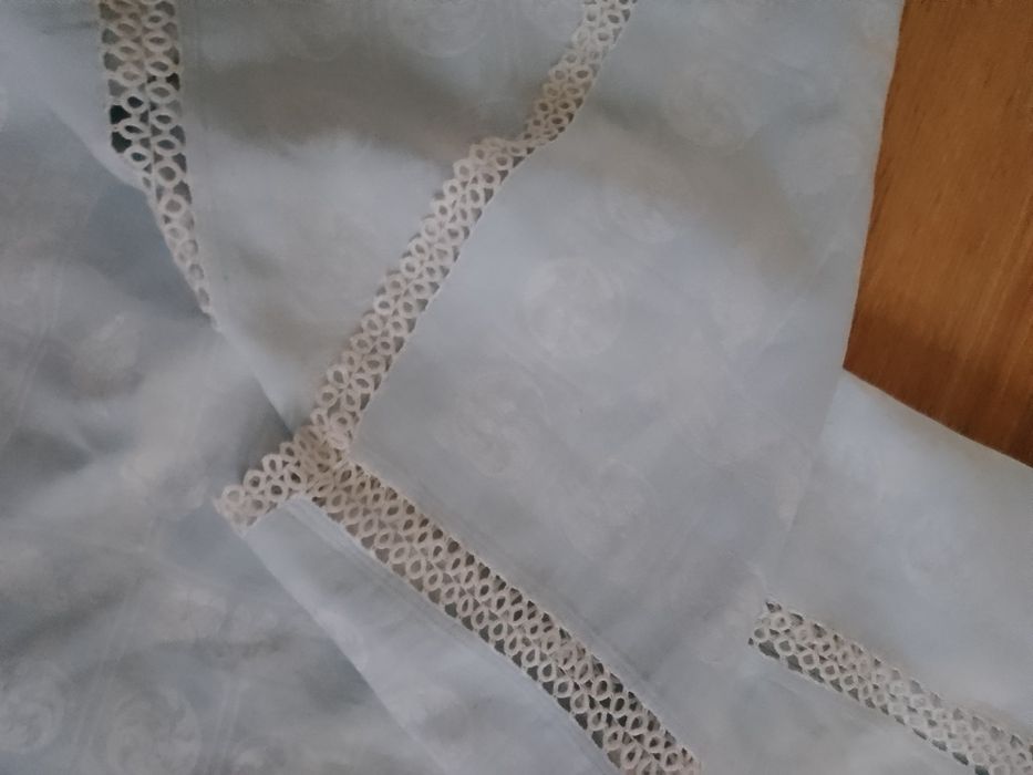 Błękitny obrus z koronkowymi wstawkami