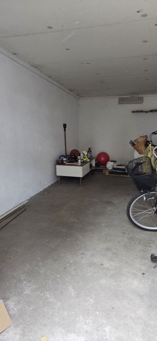 Garaż murowany przy stacji kolejowej Łowicz Przedmieście