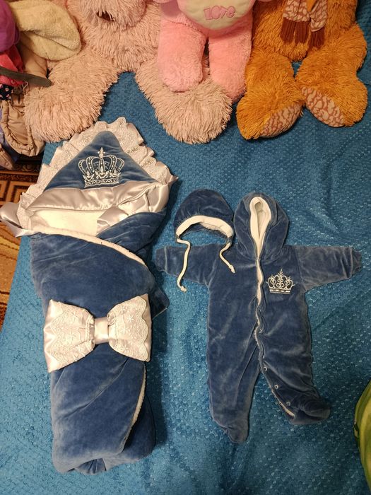 Продам теплий комплект для хлопчика на виписку конверт,комбез та шапоч