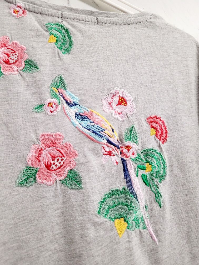 T-shirt basic krótki rękaw z haftem dekolt V